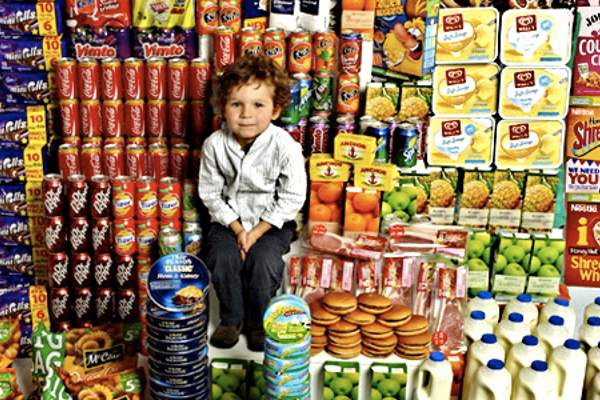 dječak pred gomilom