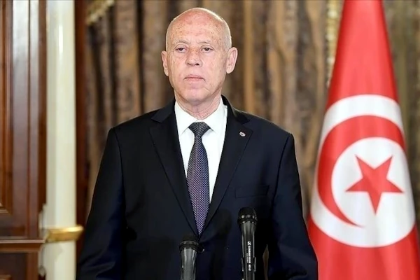 Kais Saied pred zastavom Tunisa