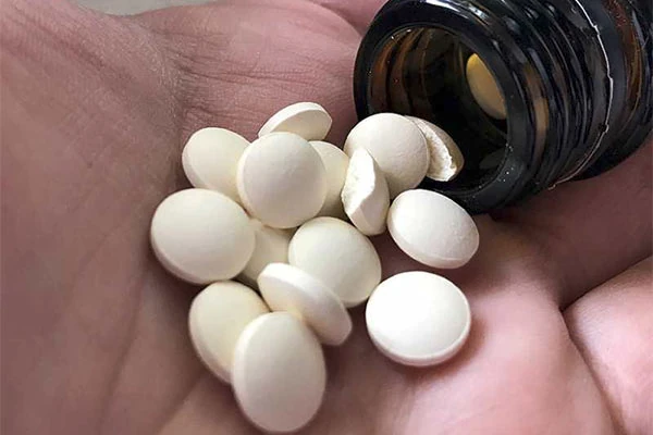 istresanje lijekov aiz bočice u šaku