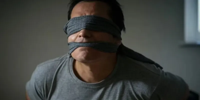 zavezan muškarac u majici s natpisom PRESS